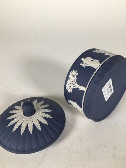 Wedgewood sucrier couvert en biscuit de porcelaine
D...