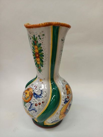 DERUTA 
Vase boule et col de forme cornet...