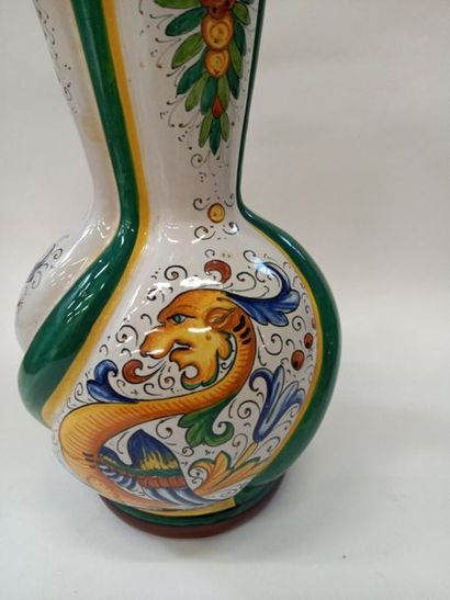 DERUTA 
Vase boule et col de forme cornet...