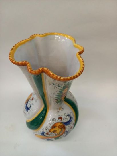 DERUTA 
Vase boule et col de forme cornet...