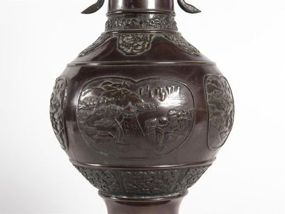 Chine, Paire de vases en bronze patiné à...