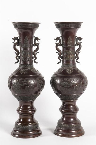 Chine, Paire de vases en bronze patiné à...