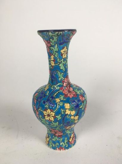 Longwy, petit vase à décor d'emaux (eclat)
H...