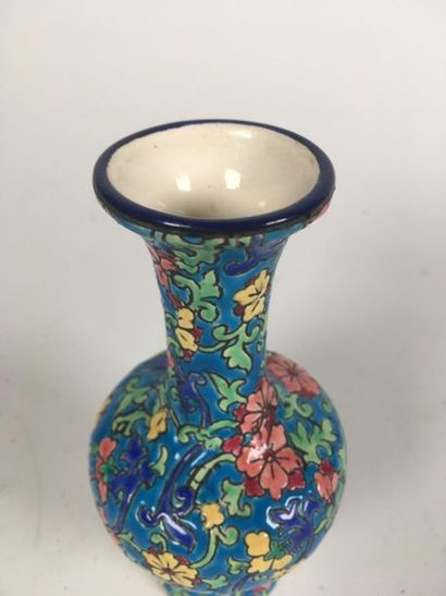 Longwy, petit vase à décor d'emaux (eclat)
H...