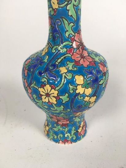 Longwy, petit vase à décor d'emaux (eclat)
H...
