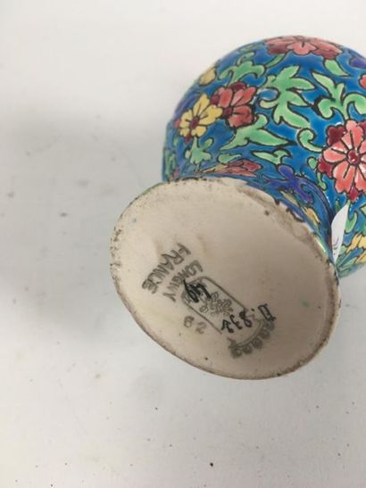 Longwy, petit vase à décor d'emaux (eclat)
H...