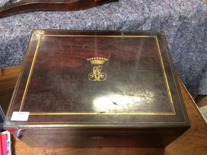 Coffret d'argenterie en bois de placage filets...