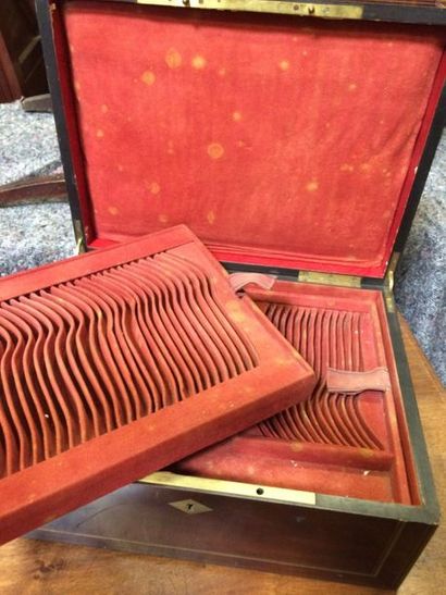 Coffret d'argenterie en bois de placage filets...