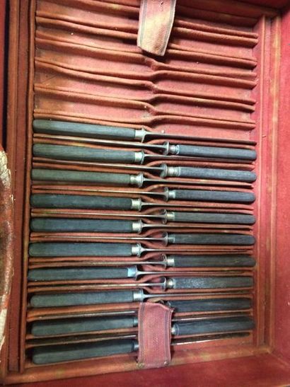 Coffret d'argenterie en bois de placage filets...