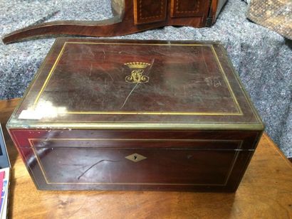 Coffret d'argenterie en bois de placage filets...