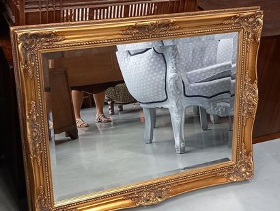 Miroir rectangulaire de style Louis XV doré
Dimension...