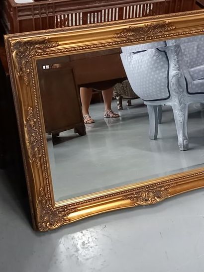 Miroir rectangulaire de style Louis XV doré
Dimension...
