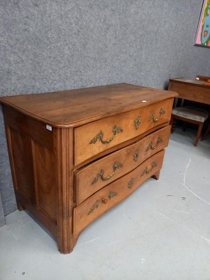 Commode en noyer façade légèrement galbée
Vallée...