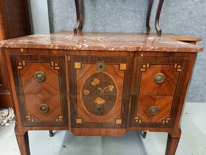 Commode de style en bois de placage ouvrant...