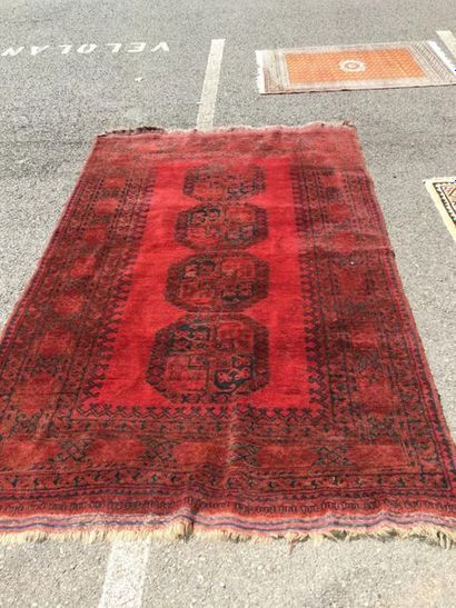 Tapis fond rouge
142 x 225 cm
