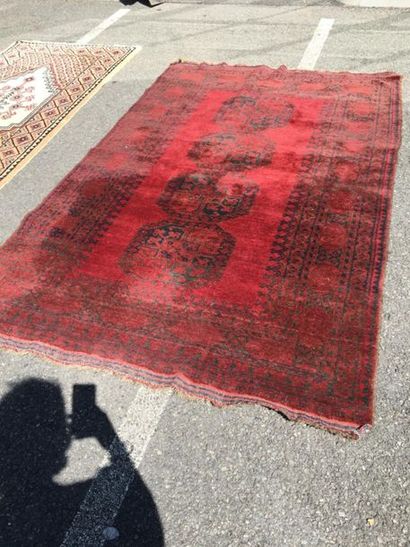 Tapis fond rouge
142 x 225 cm
