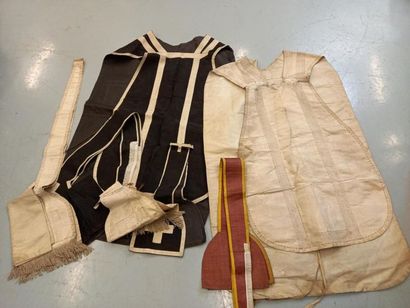Deux chasubles avec étoles : une noire et...