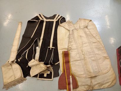 Deux chasubles avec étoles : une noire et...