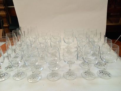 Service de verres comprenant 12 flutes, 11...