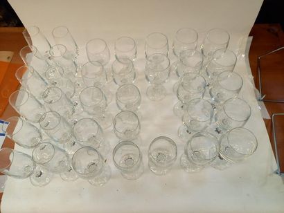 Service de verres comprenant 12 flutes, 11...