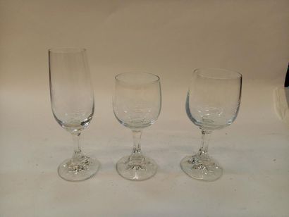 Service de verres comprenant 12 flutes, 11...
