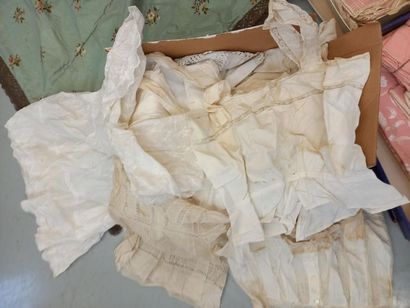 Lot de linges anciens dont soie brodée, vêtements,...
