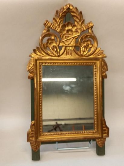 Miroir à fronton de style Louis XVI en bois...