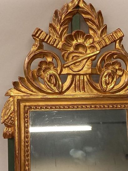 Miroir à fronton de style Louis XVI en bois...