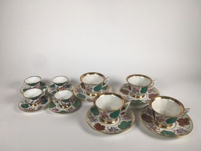 4 déjeuners et 4 tasses et sous tasses en...