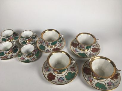 4 déjeuners et 4 tasses et sous tasses en...