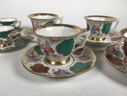 4 déjeuners et 4 tasses et sous tasses en...