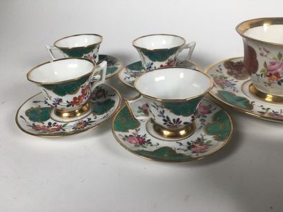 4 déjeuners et 4 tasses et sous tasses en...