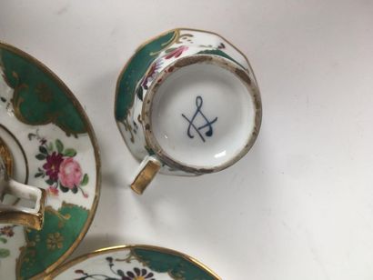 4 déjeuners et 4 tasses et sous tasses en...