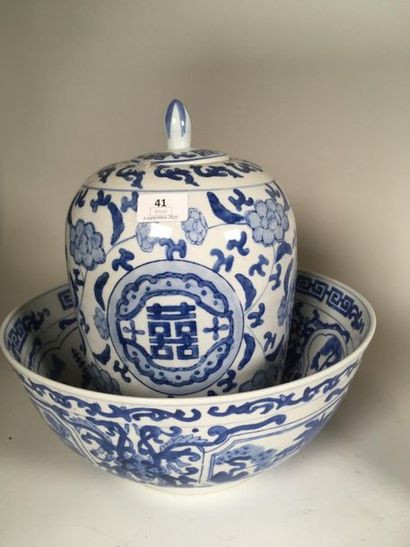 Bol et pot couvert en porcelaine de Chine
H...