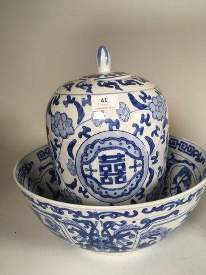 Bol et pot couvert en porcelaine de Chine
H...