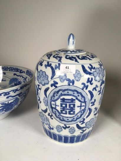 Bol et pot couvert en porcelaine de Chine
H...