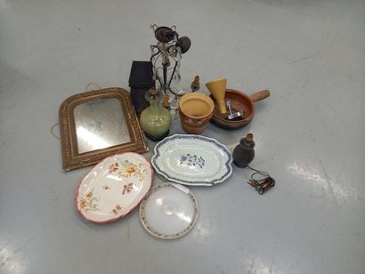Lot de bibelots comprenant un petit miroir,...