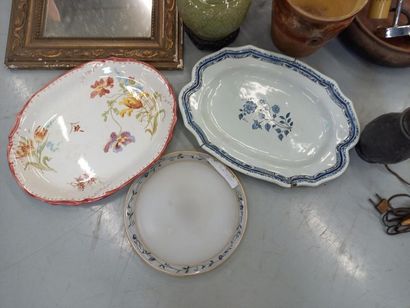 Lot de bibelots comprenant un petit miroir,...