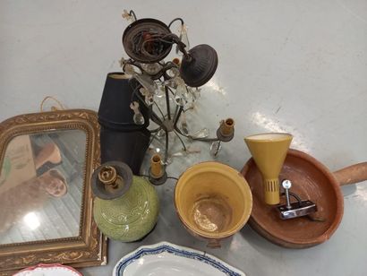 Lot de bibelots comprenant un petit miroir,...