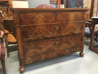 Commode Louis Philippe en placage pieds rapportés...