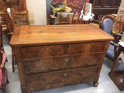 Commode Louis Philippe en placage pieds rapportés...