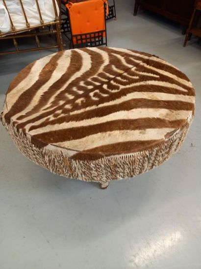 Grand pouf reposant sur 3 pieds
D : 87 cm
H...