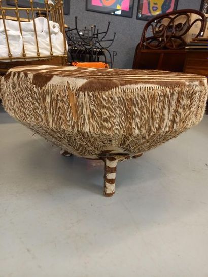 Grand pouf reposant sur 3 pieds
D : 87 cm
H...