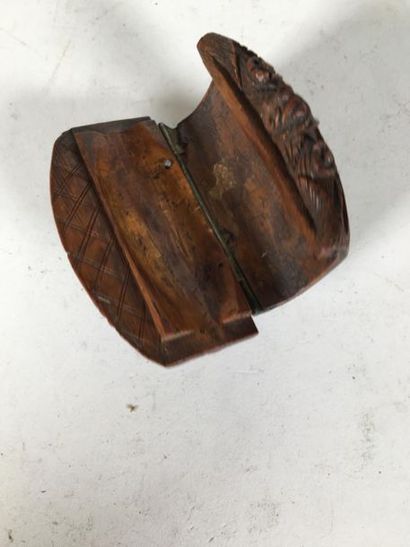 Tabatière en corrozo sculpté (manque les...