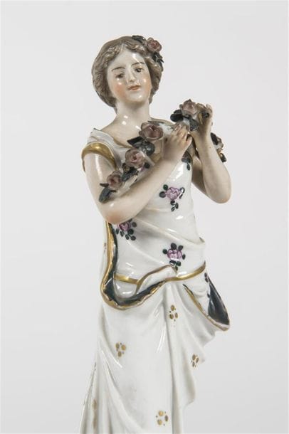 Sujet en porcelaine polychrome jeune fillle...