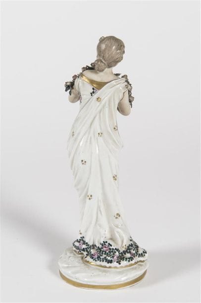 Sujet en porcelaine polychrome jeune fillle...