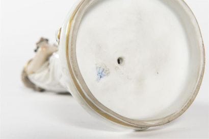 Sujet en porcelaine polychrome jeune fillle...