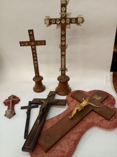 Lot de crucifix dont 2 à décor de nacre
Quelques...