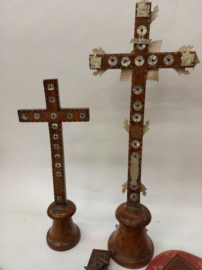 Lot de crucifix dont 2 à décor de nacre
Quelques...