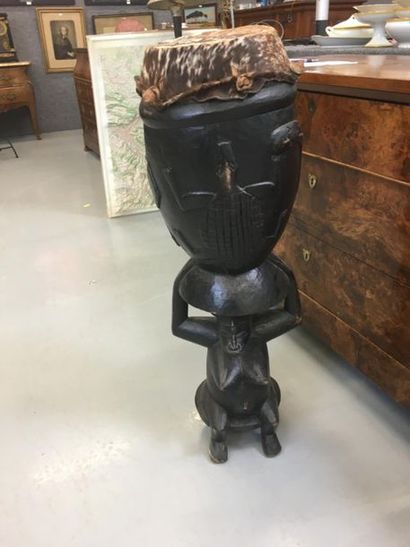 Important tambour en bois 
H : 105 cm
